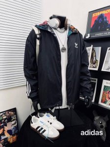 上新 Adidas阿迪达斯三叶草爆款防晒双面穿连帽外套 男女同款 两种穿搭 穿在身上没有感觉，好像和身体融为一体，超 轻薄透气，防晒衣的主要作用是防治 防晒衣太