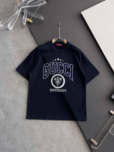 gucc*、 2025春夏新款男女同款短袖T恤！走秀图案时尚休闲短袖T恤衫！设计Logo刺绣设计！极具设计精选客供310克100%全棉面料，手感柔软亲肤，着身舒
