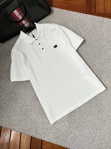 Dgr‘’Ss25早春新款翻领polo衫 高品质珠地棉材质 雍容华贵的品牌风格，260克重 客供进口面料 做出来的衬衫也是版型垂顺挺括，并且还抗皱抗起球，贴身穿