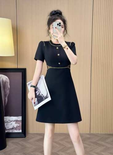 P290 连衣裙 2670夏装新款 爆款推荐 Miumiu定制款 高品质 高质量 重工手工钉链条连衣裙 上身大气 超级美 大爆款已经在翻单 直推款式 颜色:黑色