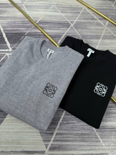 爆款推荐 Loewe罗意威 新款经典小标薄款针织毛衫 高品质高版本原版面料 网红明星同款 51%棉30%聚酯纤维19%尼龙 经典Logo刺绣工艺 手感非常舒服