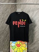 芬迪字母磨破烧花圆领短袖 Fendi官网Zp同步新款T恤 面料采用32支双纱280克高克重纯棉面料 同缸定织定染原版同色螺纹 进口机器磨破厚板烧花工艺 内里包边