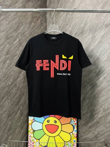 芬迪字母磨破烧花圆领短袖 Fendi官网Zp同步新款T恤 面料采用32支双纱280克高克重纯棉面料 同缸定织定染原版同色螺纹 进口机器磨破厚板烧花工艺 内里包边
