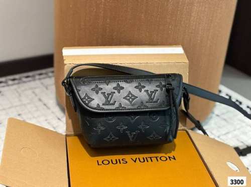中古Lv 新款男士邮差包，很酷的Lv男包来喽看起来十分时尚且年轻。斜挎也不显大当收纳空间真心不错，拿取东西时十分方便当肩带可以自由调节长度，任何身高都没问题 尺