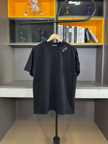 Ch高版本克罗心Chrome Hearts 2025春夏新款三支别针破洞短袖T恤，面料：26支双纱 300克重，用三支别针悬挂克罗心经典五金吊坠，袖口更是用了内
