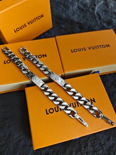 louis Vuitton Lv Logo古巴银色金属铭牌手链 男女同款情侣款 抒写品牌经典的元素 于细节之处彰显精湛工艺 喜欢潮流的你可千万不要错过这款时尚单