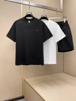 siji P3502025春夏新款来袭～～这家品质控推荐，这款男士衬衫套装饰有像素格效果标识印花，非常适合夏天穿着 有序格纹的设计， 休闲居家旅游必选，微阔的剪
