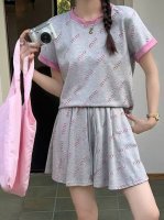 上新 一套 Miumiu缪缪家全身提花Logo灰粉色短袖短裤两件套 灰色太高级了宝子们懒人必备套装 显白又中性调的灰 颜色非常的有氛围 粉色+灰色双层面料全身重