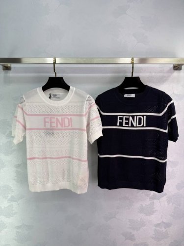 Fend* 2025春夏最新系列！镂空圆领针织短袖！定制进口羊毛针织材质 亲肤透气 质感上乘 撞色条纹 胸前标志性Logo提花 通体镂空肌理 透气舒适与时尚的完