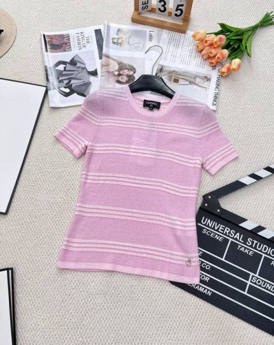 Chanel 粉色条纹撞色设计针织衫 条纹撞色设计高级时尚 面料软糯舒适 元气满满的彩色系 泛滥的少女心 完全没有抵抗力 每一种颜色都会不一样感觉 清新甜美 不