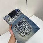 oc-785 Dior最新牛仔裤 驴家顶级用料超柔高棉水洗牛仔面料每一件水洗费用高达常规工艺三倍之多 触感极致细腻 质感非常好 全身简约大气设计 裤子后口袋采用