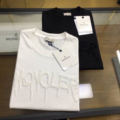 新品上市 Moncle... 2025Ss夏季新款刺绣Logo圆领短袖T恤！专柜同步，每一件都是纯手工画制而成. 个性艺术系列全网独家首发 百搭款细节处理完美2
