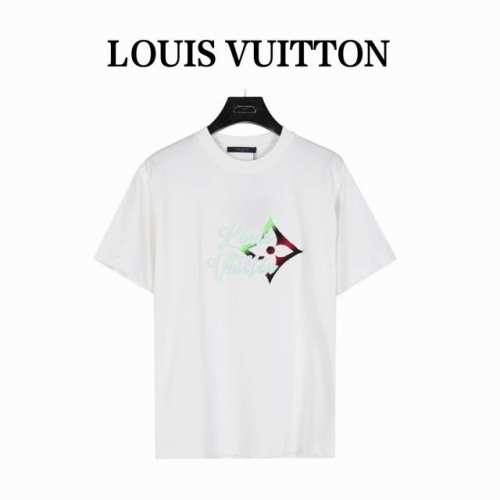 louis Vuitton 路易威登 彩色渐变Logo牙刷绣短袖T恤 衣柜必不可少的一件单品。整体效果堪称极致， 胸前立体彩色Logo牙刷绣花工艺， 牙刷绣花是