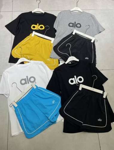 alo字母印花圆领短袖T恤拼条松紧腰短裤套装 款号：25673404912 颜色：黑色 白色 灰色 黄色 尺码：Sml S码80-95斤 M码95- 斤 L码