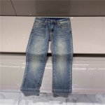 p270。Miumiu2025春夏新款 刺绣字母牛仔裤 ，采用牛仔布的天花板丹宁牛仔，牛仔布料全部选用经过多道工序洗水、做旧处理。后口袋采用红色刺绣字母搭配。优