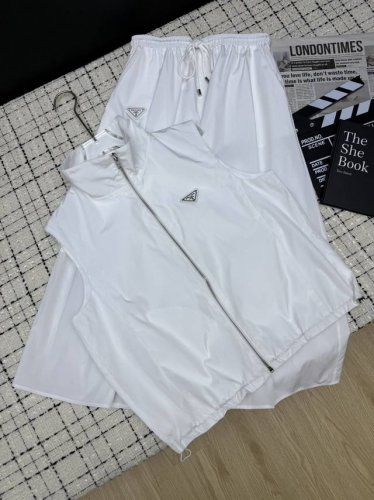 prada*25Ss 夏季新品 立领马甲+松紧长半裙套装 减龄神器 富贵小姐姐必备套装 高级感满满 可随意搭配T或者背心都好看 马甲+高腰长半裙 显高遮肉无疑了
