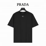 prada 普拉达 领口金属三角标镶嵌短袖T恤 简约百搭经典~神T 金属三角标胸前小口袋设计，简约又高级的设计！ 采用260G洗水纯棉平纹布面料，~亲肤感巨好~