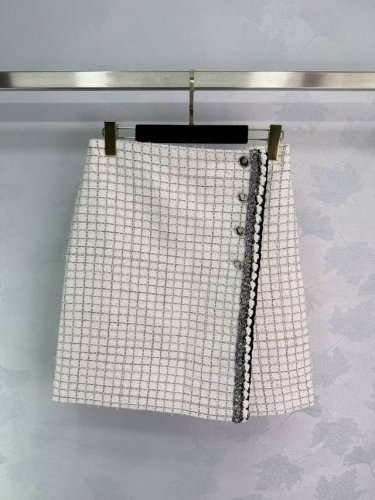 Chane*2025新品上架 斗篷捆边洋装半裙套装定制Yb进口粗纺羊毛呢材质 质感高级 品相十足 斗篷洋装外套版型 落型垫肩廓形袖口衣摆设计 修饰人体 更显身姿