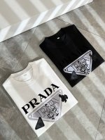 prad*A普*达2025春夏新款男女同款短袖T恤，最新款全网独家首上！！~既经典有时尚百搭，谁不爱啊，将经典再次展现，非常的耐看，自带低奢光环与辨识度！Pr*