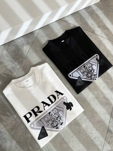 prad*A普*达2025春夏新款男女同款短袖T恤，最新款全网独家首上！！~既经典有时尚百搭，谁不爱啊，将经典再次展现，非常的耐看，自带低奢光环与辨识度！Pr*