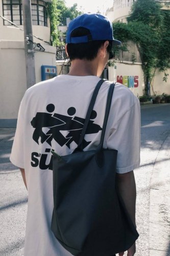 stussy X Cdg后背大面积印花圆领短袖T恤 男女同款 采用260克双砂面料 三针五线做工，领口包包边条 今年火爆的品牌 看到了就忍不住要自留一件 正确纹