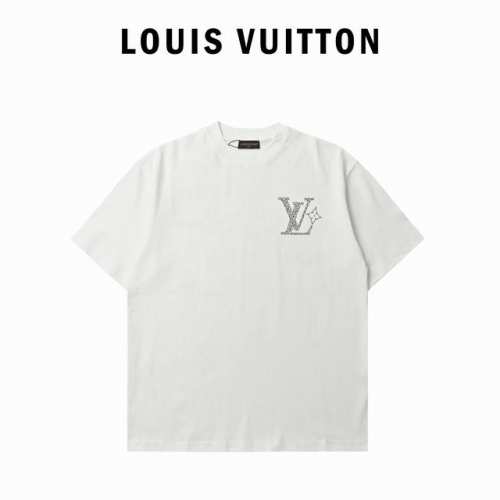 louis Vuitton 路易威登 前后烫钻短袖T恤 经典的纯色版型，简约又大气。背后的Monogram图案用烫钻工艺呈现，每一颗钻都排列得整整齐齐，在光线下