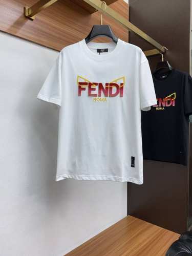 芬迪 M-3Xl 阔版 Ss新工艺Logo高品质纯棉质阔版圆领男士短袖T恤，新季新推系列将标识巧妙融入设计，塑就一系列充满复古风情的运动风单品。在这款百搭T恤上