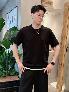 爱马仕 2025春夏新款首发专柜最新款短袖圆领T恤 高端订制 设计前卫时尚 品牌Logo重工艺设计 高端定制丝光云朵棉面料.手感柔软.穿着舒适.专柜级别精致车线