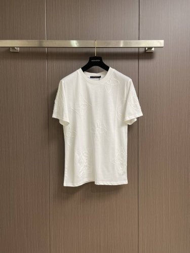 lv 立体老花Logo贴布标识短袖T恤 正儿八经 克纯棉双砂面料 所有面料均已提前做过缩水处理 包装齐全 均原版还原定制 男女同款百搭 比较经典的一款 尺码 S