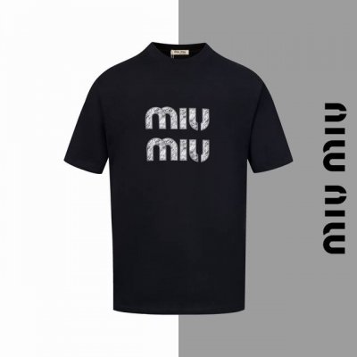 款号#Z62 Miumiu迷彩印花圆领短袖 Miumiu官网一致款式 面料：32支双纱280克纯棉面料 同缸同色织染螺纹 颜色一致 工艺：进口机器白墨直喷印花技