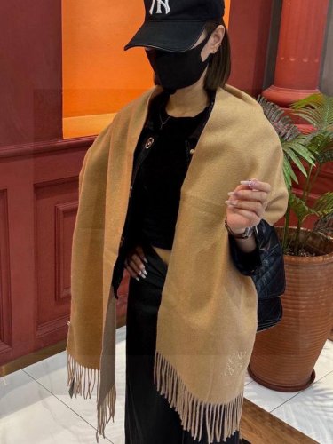 罗意威巴黎时装展商务男士女士通用双面羊绒披肩代工厂p臻选上乘的超细羊绒纤维 进行纯手工精梳处理 耗时耗力 再以清泉水浸泡涤荡 使羊绒纤维呈现出独特的蓬松质感 手