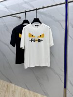 Fendi*芬 迪 2025Fw春夏新品圆领打底外穿T恤，立体感Logo常规半袖纯棉打底T恤，柔软而有韧性。工艺处理，韧性和抗皱性能得到大幅度提高。剪裁到位，胸