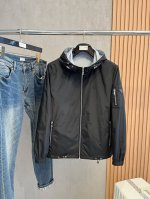 开春新品 P490 普拉达 双面 秋冬新款爆款专柜新款休闲时尚夹克 超前卫设计风格 细腻舒适 穿着非常轻便不易起皱。多重重工艺 整体的设计颇具视觉感，上身休闲有
