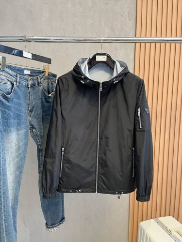 开春新品 P490 普拉达 双面 秋冬新款爆款专柜新款休闲时尚夹克 超前卫设计风格 细腻舒适 穿着非常轻便不易起皱。多重重工艺 整体的设计颇具视觉感，上身休闲有