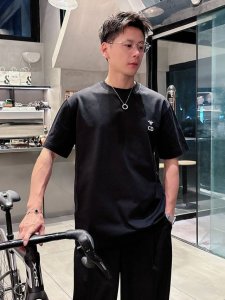 迪奥 2025春夏新款男女同款短袖T恤 定制专属纯棉面料 定制原版工艺螺纹 胸前重工字母Logo工艺设计 简约大方 从容百搭 档次极高 完美融入时尚还有风情感一