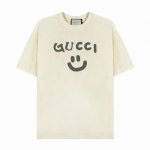Gucci笑脸字母印花短袖T恤,设计看起来满满的高街范儿 版型剪裁特别有讲究 上身很洋气显瘦内搭外穿都看高密针织圆领设计 平整简约 亲肤透爽 T恤面料的柔软性舒
