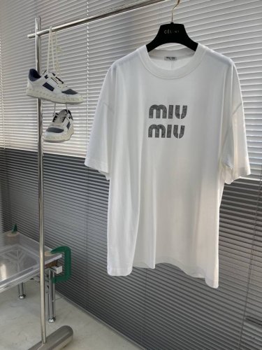 miumiu 2025新款字母圆领T恤 字母拉丝效果 高级感十足 十分耐看 双层螺纹领口 肩部通肩压条 280克纯棉面料舒适透气 男女同款 码数：S-Xxl S