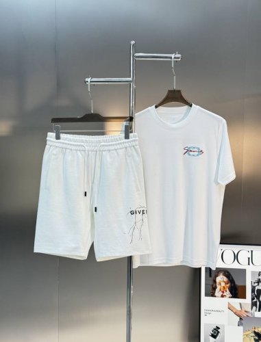 上衣- 。裤子- 。 Givench*纪梵-希25S夏季新款五分短裤！视觉感受超前！悬垂感强！手感质感都极完美！无缝工艺M侧身Logo的经典设计完美的丰富大家的