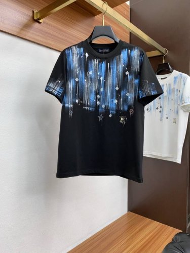 lv 路易威登 Ss新工艺Logo纯棉质阔版圆领男士短袖T恤，新季新推系列将标识巧妙融入设计，塑就一系列充满复古风情的运动风单品。在这款百搭T恤上，带着一丝怀旧