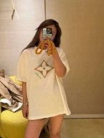 Louis Vuitton路易威登新款四叶草彩色Logo烫钻短袖 彩色钻钻很贵气的感觉上镜感 % 温柔又高级的白色T 真是我的心头爱呀 驴家限定四叶草Logo