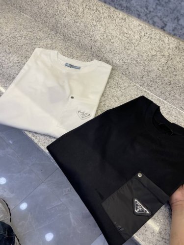 prad 普拉哒25 Sst新品春夏首发专柜 品相完美 最新款短袖圆领T恤高端订制 设计前卫时尚！品牌Logo重工艺设计高端定制长绒欧棉180克面料手感柔软.穿