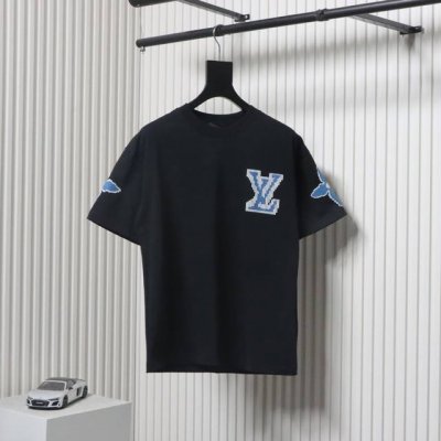 louis Vuitton 路易威登 25Ss 滑雪系列老花Logo发泡印花短袖T恤 爆款来袭，原6600购入，滑雪Ski系列限定款。 本款T恤衫取材柔软的平纹