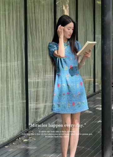 立领印花连衣裙 克莱因蓝色基底搭配缤纷花卉印花 雅致且富有生机 立领设计复古大方 巧妙修饰颈部线条 泡泡袖拼纱立体 增添灵动韵味 蕾丝裙摆精致细腻 优雅与时尚完