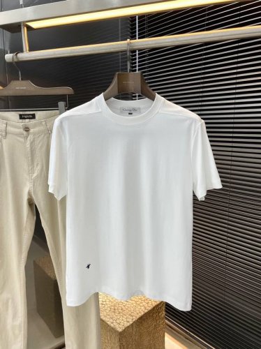 dior- 迪奥 系列 Vip高级定制 2025春夏季新款短袖 百搭款式 任何人都可以轻松驾驭 面料全订制 高定一等品莫代尔面料 面料手感柔软，上身舒适柔软 简