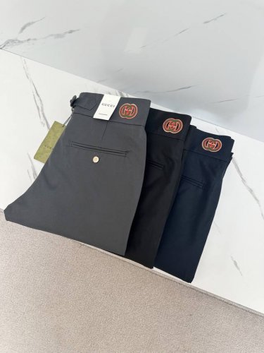 gucci 男士商务休闲时装款西裤# 此款无疑是最精致最高级的存在非常显气质的一款西装裤，也是日常工作休闲必备的百搭裤装，修身直筒版型裁剪，穿着亮眼时髦减龄，游