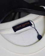 细节图# Louis Vuitton 路易威登Lv 2025新款压印Logo皮章短袖T恤 Louis Vuitton，法国路威酩轩集团-Lvmh旗下品牌，著名奢
