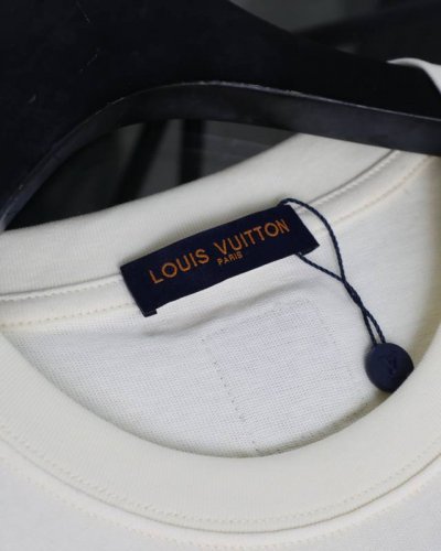 细节图# Louis Vuitton 路易威登Lv 2025新款压印Logo皮章短袖T恤 Louis Vuitton，法国路威酩轩集团-Lvmh旗下品牌，著名奢