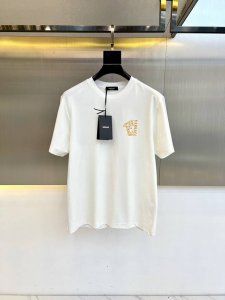 vers范思哲 25S新品时尚潮流休闲短袖T恤 采用进口双纱欧棉面料 温儒柔软 细腻柔软 上身自然是舒适 凉爽 胸前彩色压印图案Logo时尚立体 颜色十分清晰