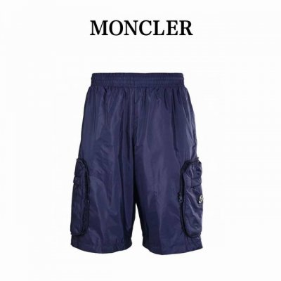 moncler蒙口Mc 三方联名可收纳尼龙短裤 选用100%定制锦纶尼龙面料制成，通过高密度经纬编织技术打造抗撕裂表面，单层克重精准控制在150G ㎡左右，使其