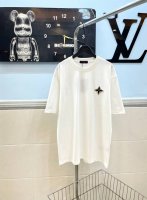 款号139 Lv路易威登 新款Logo标识精致立体刺绣字母短袖 采用280G纯棉双纱面料 上身舒适柔软 前片采用精美刺绣工艺加上定制小五金三花标 整体高端大气